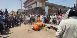 ਕਿਸਾਨ ਆਗੂਆਂ ਨੇ ਦਿੱਲੀ ਦੀਆਂ ਸਰਹੱਦਾਂ ‘ਤੇ ਫਹਿਰਾਏ ਕਾਲੇ ਝੰਡੇ ਤੇ ਮੋਦੀ ਸਰਕਾਰ ਦੇ ਫੂਕੇ ਪੁਤਲੇ