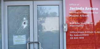 ਪ੍ਰਧਾਨ ਮੰਤਰੀ ਜੈਸਿੰਡਾ ਆਰਡਰਨ ਦੇ ਚੋਣ ਦਫ਼ਤਰ ‘ਤੇ ਕੀਤੇ ਸੋਰਡ (ਤਲਵਾਰ) ਹਮਲੇ ‘ਚ ਪੁਲਿਸ ਨੇ ਮਹਿਲਾ ਨੂੰ ਗ੍ਰਿਫ਼ਤਾਰੀ ਕੀਤਾ
